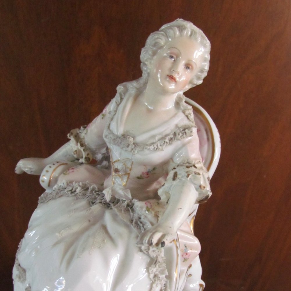 PLAUE PORCELAIN FIGURINE, SEATED LADY, GEORGIAN STYLE GOWN & CHAIR, GERMANY